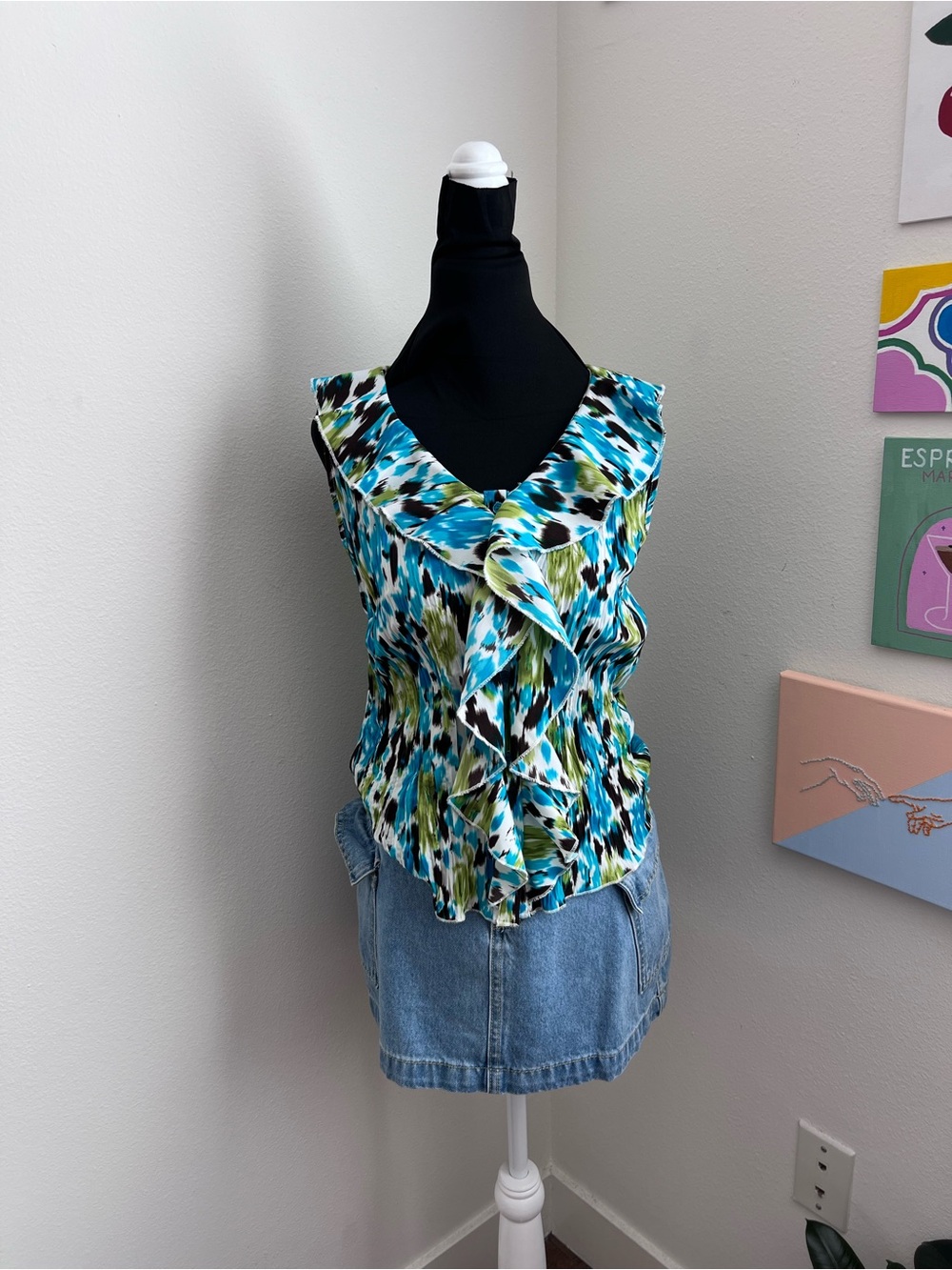Y2K Abstract Ruffle Front Blouse – Turquoise Green Animal Print Sleeveless Top